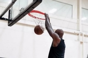 还有油！训练师晒近期训练照合集：詹姆斯双手扣篮 韦德背身单打